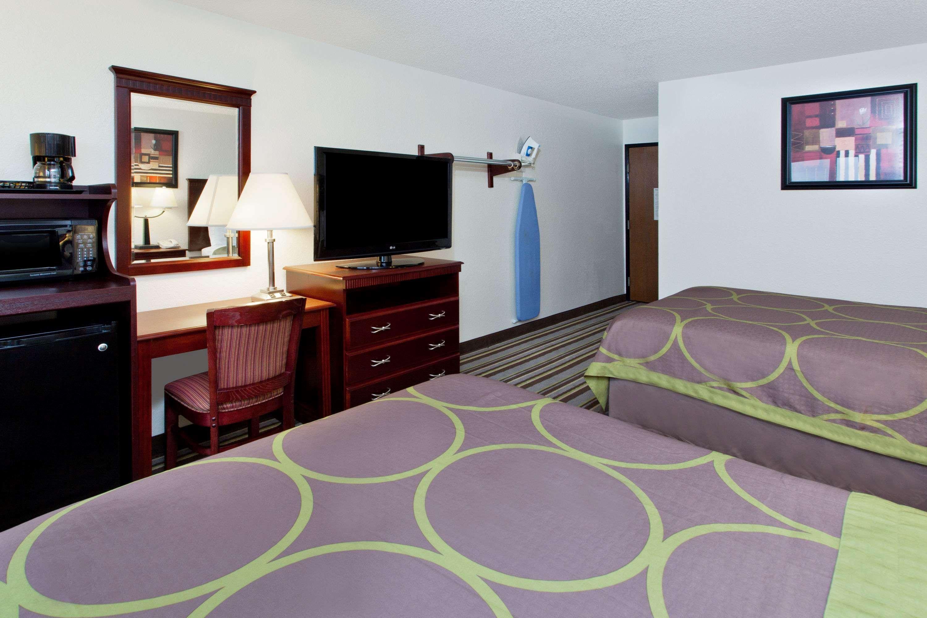 Super 8 By Wyndham Tuscaloosa Hotel Exterior foto