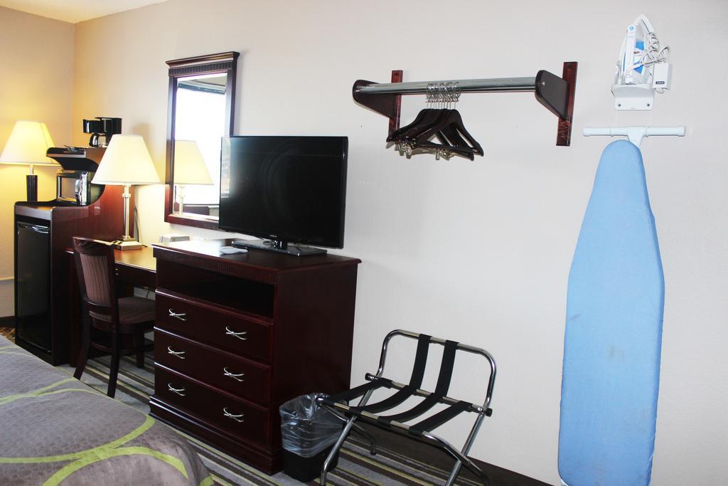 Super 8 By Wyndham Tuscaloosa Hotel Exterior foto