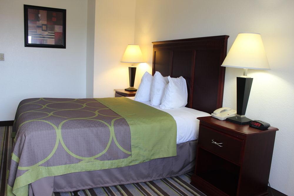 Super 8 By Wyndham Tuscaloosa Hotel Exterior foto