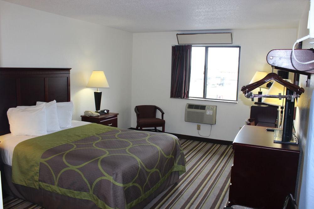 Super 8 By Wyndham Tuscaloosa Hotel Exterior foto